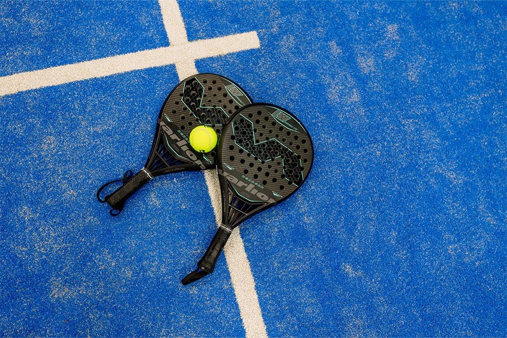 Padelrackets op grond